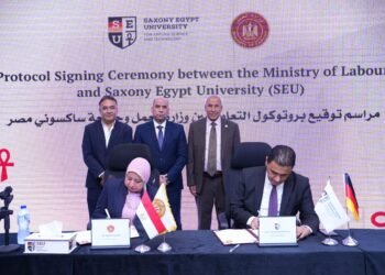«جامعة ساكسوني مصر»توقع بروتوكول تعاون مع العمل، لتعزيز برامج التدريب المهني