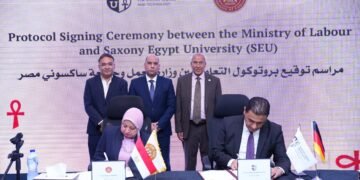 «جامعة ساكسوني مصر»توقع بروتوكول تعاون مع العمل، لتعزيز برامج التدريب المهني