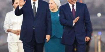 بحفاوة شعبية.. السيسي يستقبل الرئيس الصيني بمطار القاهرة في مستهل زيارة رسمية
