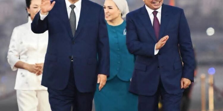 بحفاوة شعبية.. السيسي يستقبل الرئيس الصيني بمطار القاهرة في مستهل زيارة رسمية