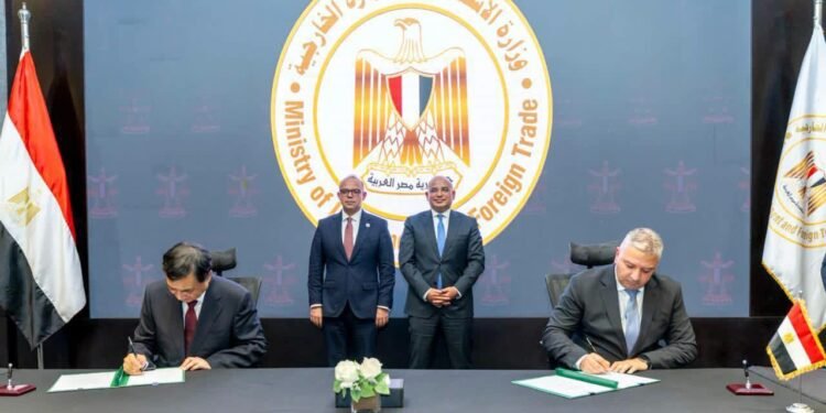 الإستثمار والتجارة الخارجية تشهد توقيع خطاب نوايا لمشروع صيني متكامل للإطارات بالسخنة موجه 95% منه للتصدير
