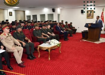 زيارة وكيل الداخلية العراقي للأكاديمية العسكرية للدراسات الاستراتيجية لتعزيز التعاون في تأهيل القيادات