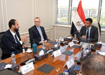 وزير الصناعة يبحث مع “كيكيلا” الأوروبية إقامة مصنع لإنتاج التربة البديلة بالتعاون مع “أجري فينتشر”