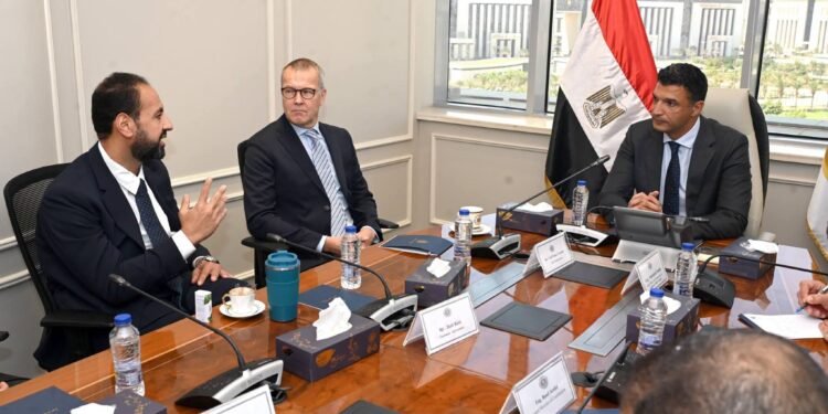 وزير الصناعة يبحث مع “كيكيلا” الأوروبية إقامة مصنع لإنتاج التربة البديلة بالتعاون مع “أجري فينتشر”