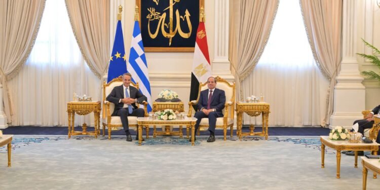 السيسي وميتسوتاكيس يؤكدان عمق العلاقات المصرية اليونانية ويستعرضان مشروع الربط الكهربائي وغزة