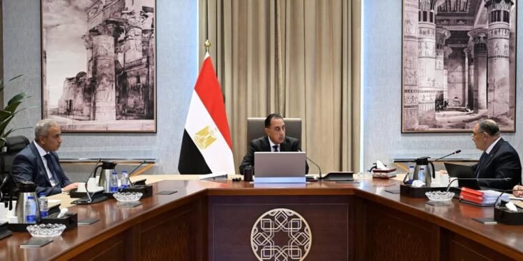 رئيس الوزراء يتابع ملفات عمل المركز الوطني لتخطيط استخدامات أراضي الدولة
