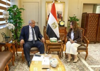 وزيرة التنمية المحلية تبحث مع محافظ مطروح الخطة الاستثمارية وملف النظافة وإزالة التعديات