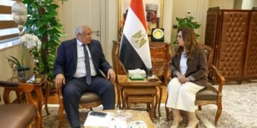 وزيرة التنمية المحلية تبحث مع محافظ مطروح الخطة الاستثمارية وملف النظافة وإزالة التعديات