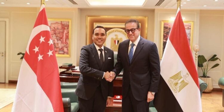 عبدالغفار يستقبل وزير الدولة لوزارتي الداخلية والخارجية بسنغافورة لوضع خطة تستهدف تقديم المساعدات الإنسانية لقطاع غزة
