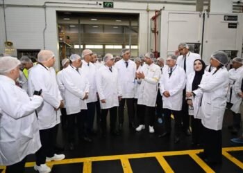 وزير الصناعة يتفقد مصنعين للخرسانة سابقة الإجهاد ومستحضرات التجميل بالمنطقة الصناعية بمدينة العاشر من رمضان