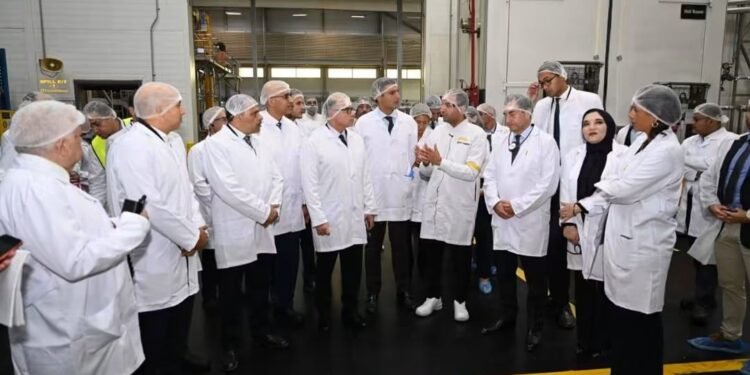 وزير الصناعة يتفقد مصنعين للخرسانة سابقة الإجهاد ومستحضرات التجميل بالمنطقة الصناعية بمدينة العاشر من رمضان