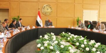 وزير الكهرباء يجتمع باللجنة الاستراتيجية “للكهرباء” لمتابعة تأمين الشبكة القومية