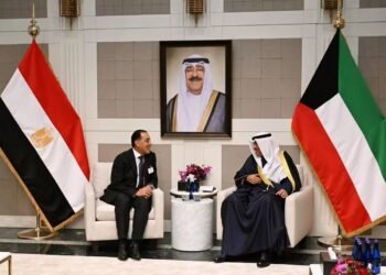 ولي عهد الكويت يستقبل رئيس الوزراء لبحث أوجه التعاون والتنسيق المشترك بين البلدين