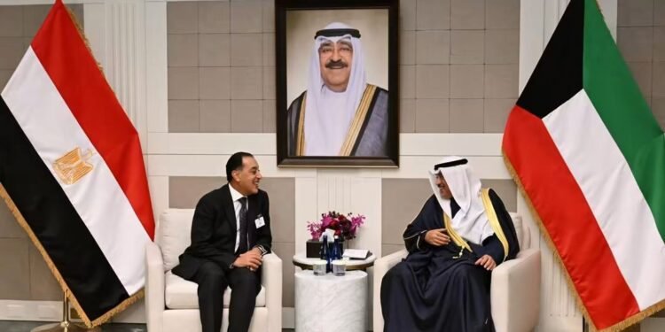 ولي عهد الكويت يستقبل رئيس الوزراء لبحث أوجه التعاون والتنسيق المشترك بين البلدين