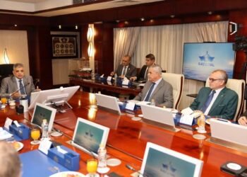 الفريق أسامة ربيع: “السياسات المرنة والتواصل الفعال مع العملاء أثمر عن عودة عدد كبير من الخدمات الملاحية للعبور من القناة”