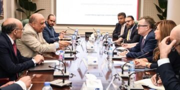 تعاون بين وزيرا الكهرباء والتخطيط لاستغلال البنية التحتية لمحطات الكهرباء في تحلية مياه البحر