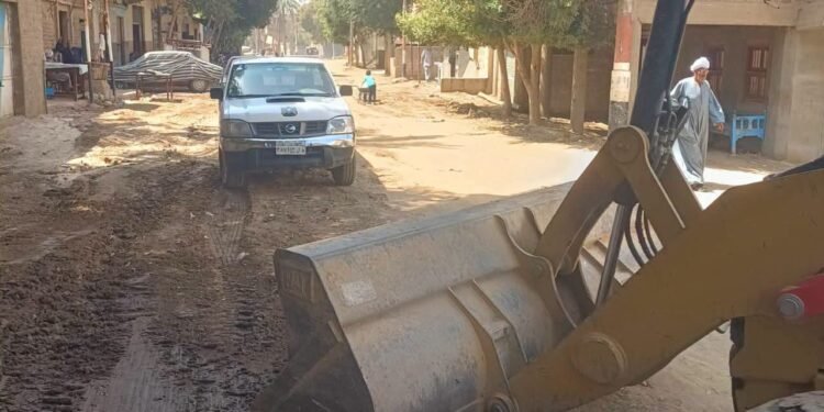 جهود مكثفة لتحسين البنية الأساسية.. بالمنشاة سوهاج تشهد حملة تمهيد ونظافة كبرى بطريق الشواولة _ اولاد سلامة