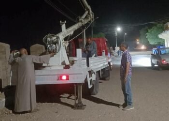 طريق “أولاد سلامة” يضيء من جديد.. جهود مكثفة لصيانة الإنارة في المنشأة بسوهاج