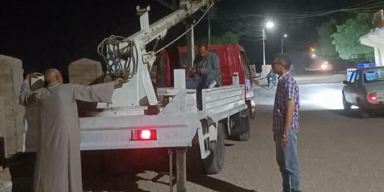 طريق “أولاد سلامة” يضيء من جديد.. جهود مكثفة لصيانة الإنارة في المنشأة بسوهاج