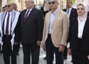 رئيس جامعة عين شمس والسادة النواب يشهدون رفع وتحية العلم