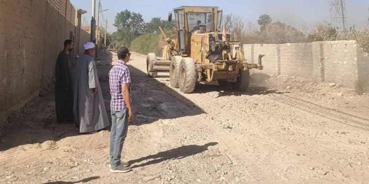 جهود مكثفة بالمنشاة.. انطلاق حملة واسعة لنظافة وتمهيد وتسوية طريق “أولاد سلامة” الداخلي بسوهاج