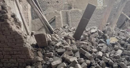 مصرع طفلين وإصابة الأم إثر انهيار منزل بقرية برهمتوش فى الدقهلية