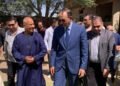 محافظ سوهاج يترأس موكبًا حاشدًا لزيارة منزل الإعلامي الكبير أحمد موسى بقرية “شطورة” بطهطا للاطمئنان على صحته