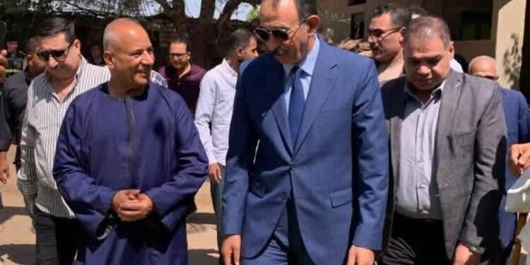 محافظ سوهاج يترأس موكبًا حاشدًا لزيارة منزل الإعلامي الكبير أحمد موسى بقرية “شطورة” بطهطا للاطمئنان على صحته
