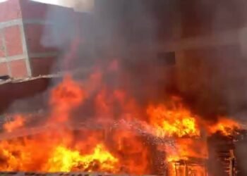 حريق هائل أعلى سطح منزل في الغربية.. و4 سيارات إطفاء تحاول إخماد النيران