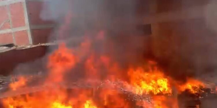 حريق هائل أعلى سطح منزل في الغربية.. و4 سيارات إطفاء تحاول إخماد النيران