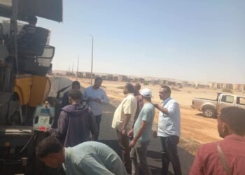 سوهاج الجديدة.. زهرة الصعيد: رئيس جهاز المدينة يتفقد أعمال رصف الطرق بمنطقة 455 فدان ويتابع معدلات التنفيذ وجودة الأعمال