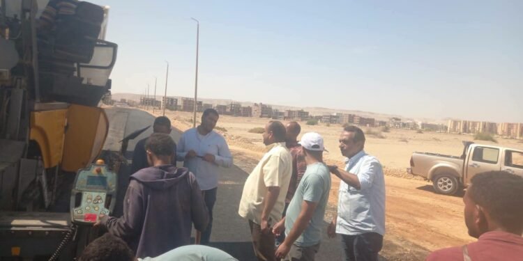سوهاج الجديدة.. زهرة الصعيد: رئيس جهاز المدينة يتفقد أعمال رصف الطرق بمنطقة 455 فدان ويتابع معدلات التنفيذ وجودة الأعمال