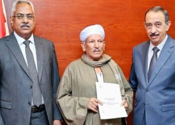 محافظ سوهاج يسلم عقود تقنين أراضي أملاك الدولة للمستفيدين.. والكاتب الصحفي محمد عاشور أبو عبد الحميد يوجه الشكر لجهود المحافظة
