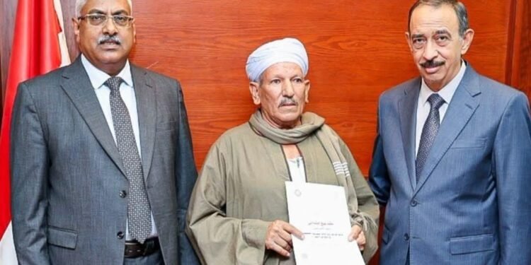 محافظ سوهاج يسلم عقود تقنين أراضي أملاك الدولة للمستفيدين.. والكاتب الصحفي محمد عاشور أبو عبد الحميد يوجه الشكر لجهود المحافظة