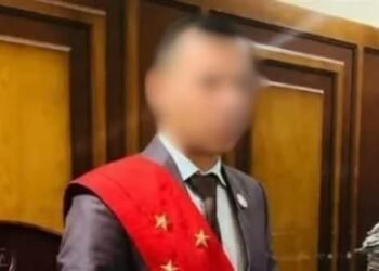 وسط حراسة مشددة.. وصول القاضي المزيف والمتهمين إلى محكمة مصر الجديدة لحضور جلسة النطق بالحكم