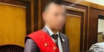 وسط حراسة مشددة.. وصول القاضي المزيف والمتهمين إلى محكمة مصر الجديدة لحضور جلسة النطق بالحكم