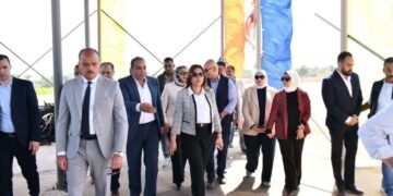 وزيرة التنمية المحلية ومحافظ الوادي الجديد تتفقدان مصنع تدوير المخلفات الزراعية بالخارجة