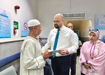 رئيس قطاع الصعيد يتفقد مركز أورام أسوان ويستمع لشكاوى المنتفعين لرفع جودة الخدمات الصحية