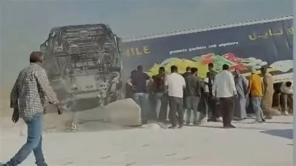 تصادم سيارة نقل وملاكي أعلى طريق مصر الإسماعيلية الصحراوي