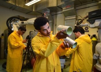 معامل الجامعة الأمريكية بالقاهرة تستضيف طلاب معهد ماساتشوستس
