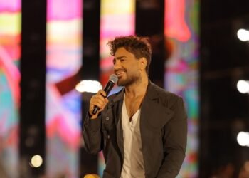 تنظيم وليد منصور.. تامر حسنى يحتفل مع 30 ألف طالب من CIC ببداية العام الدراسى فى استاد الدفاع الجوى